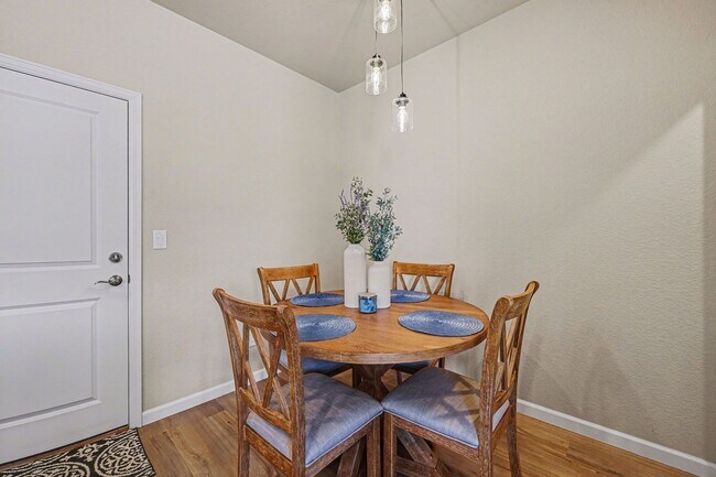 Foto del edificio - Gorgeous Furnished 3 bed 2.5 bath Home Available in Parker!