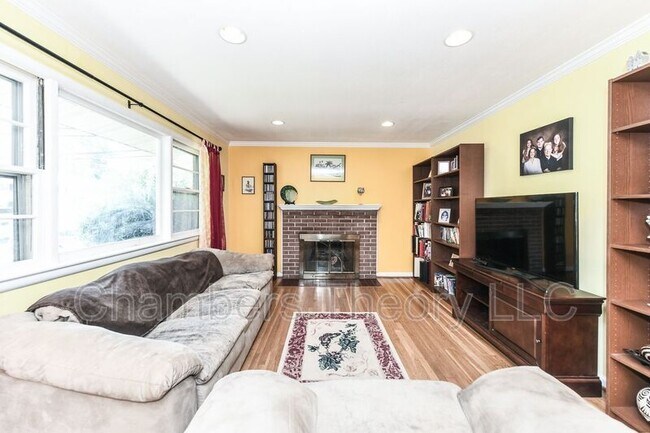 Building Photo - 510 Gibson Dr SW