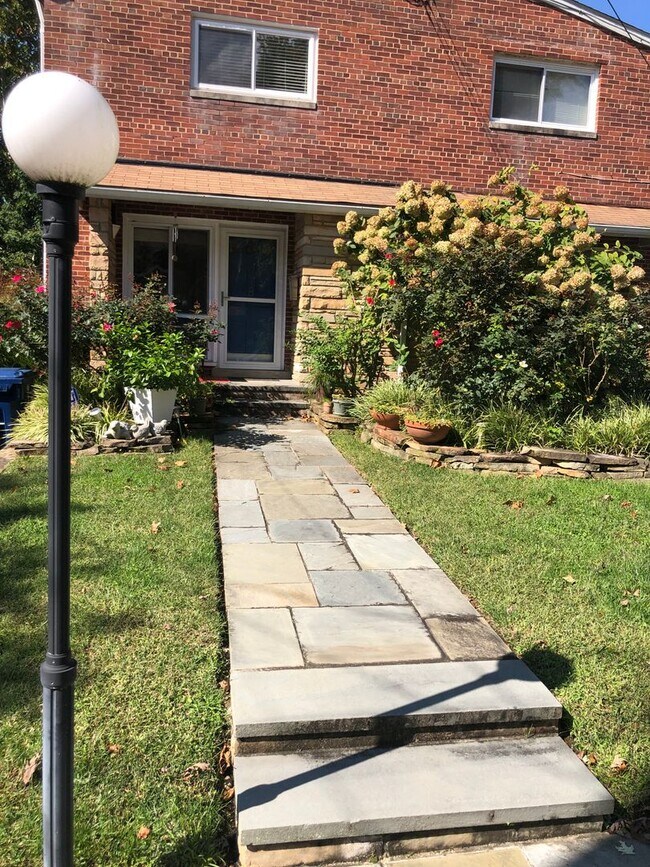 Foto del edificio - Gorgeous 3 Bed 1.5 Bath Brick Home with La...