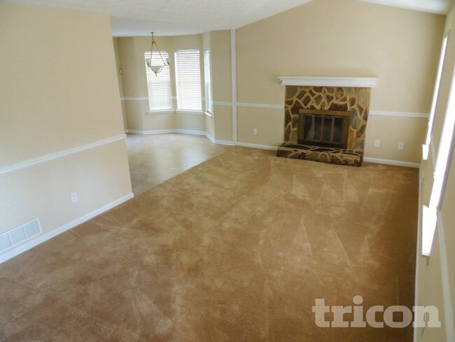 Building Photo - 76 White Pines Ln