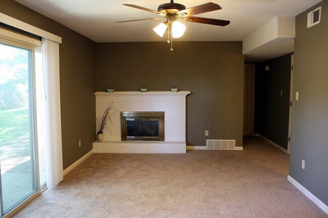 Building Photo - Lakewood Townhomes - 3 bed - 1.5 bath - 1 ...