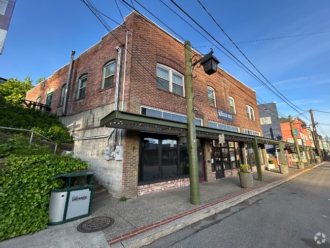 Building Photo - 834 Bay St