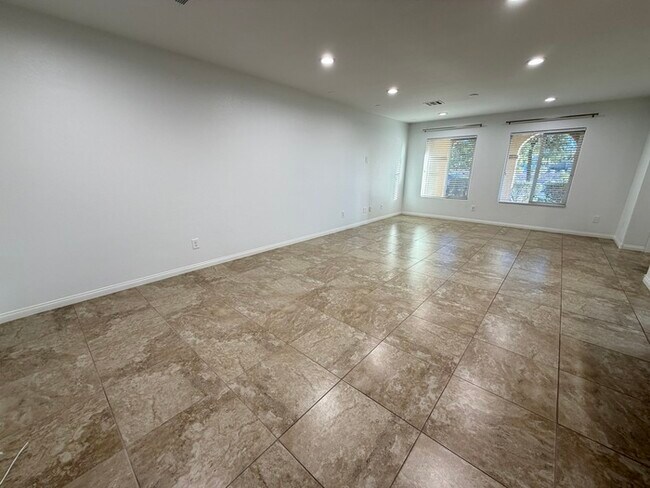 Building Photo - Carry Over Showing: This property has been shown before and will be rented to the first most qual...