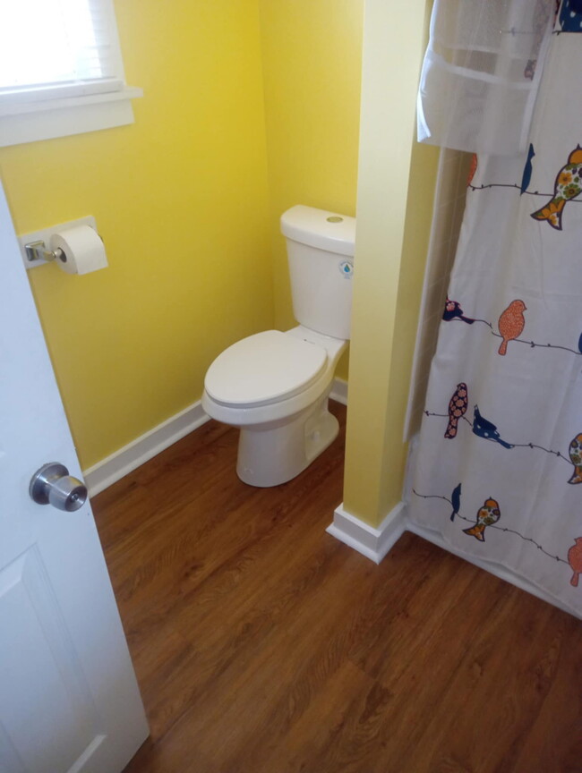 bathroom - 611 N Esplanade St