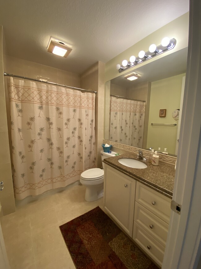 Guest bath - 33 Harbour Isle Dr W