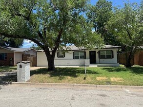 Building Photo - 320 Anderson Dr