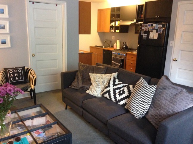 Open concept living - 1714 13th St NW