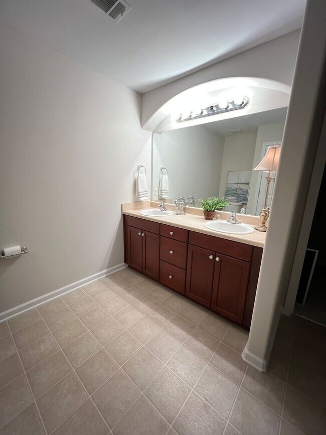 Foto del edificio - For rent in Bradley Point