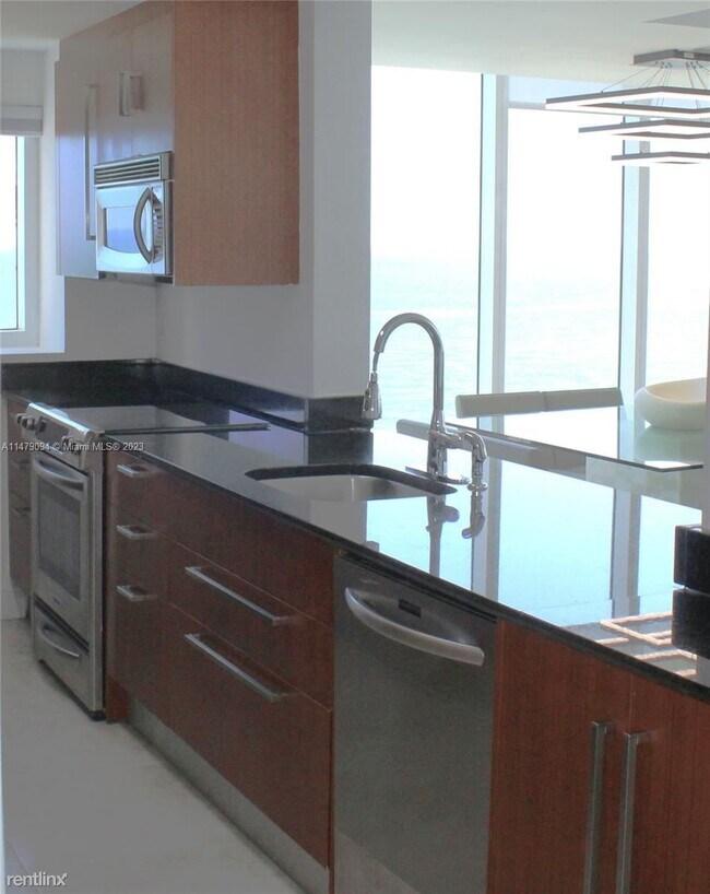 Foto del edificio - 2 br, 2.5 bath Condo - 10275 Collins Ave A...