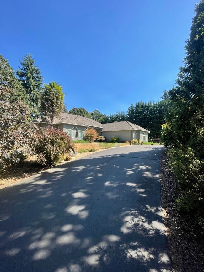 Foto del edificio - Beautiful 4 Bedroom on 2.5 Acres!