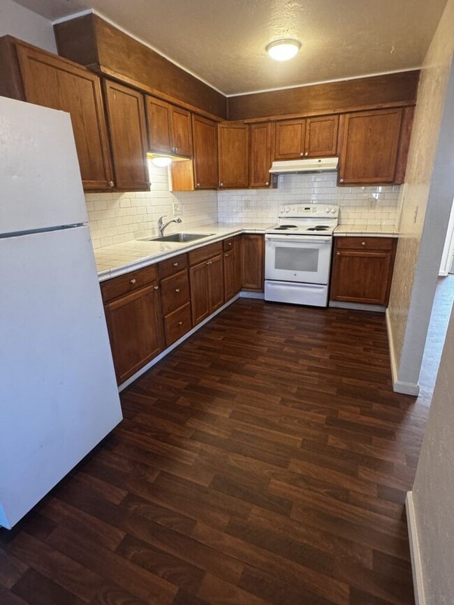 Building Photo - Oakdale-3 bedroom/1 bath Apartment