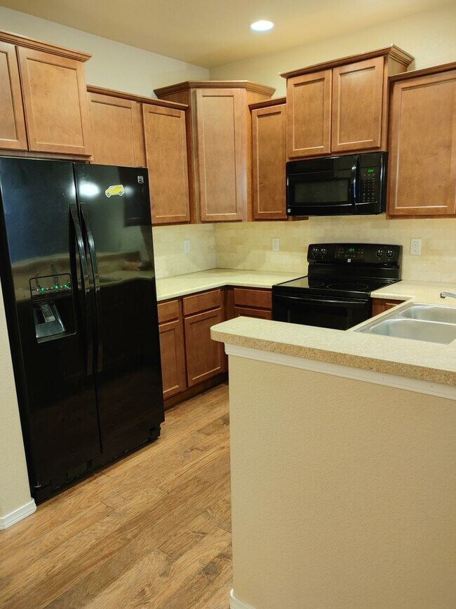 Building Photo - Stylish & Spacious 2BD Townhome in Stetson...