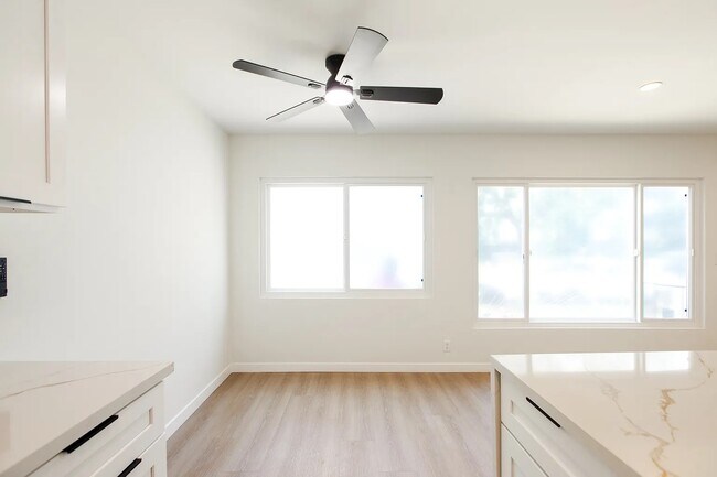Building Photo - 352 S Doheny Dr