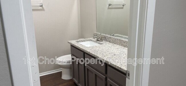 Building Photo - 1000 Meadow Cir N