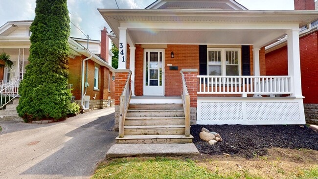 Photo du bâtiment - NEWLY RENOVATED 2BD+DEN IN OLD SOUTH LONDON