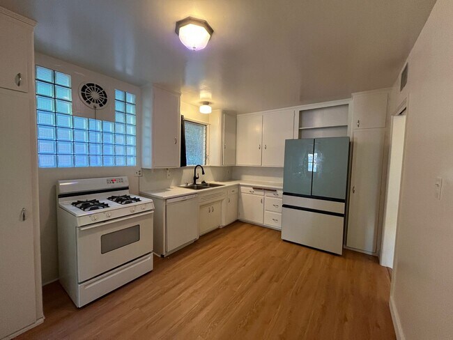 Foto del edificio - S of the Blvd 2+1.5 w/backyard, bonus space + appliances included!