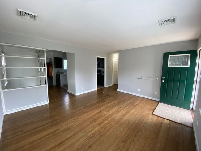 Foto del edificio - Updated Three Bedroom Sandston Home, Avail...