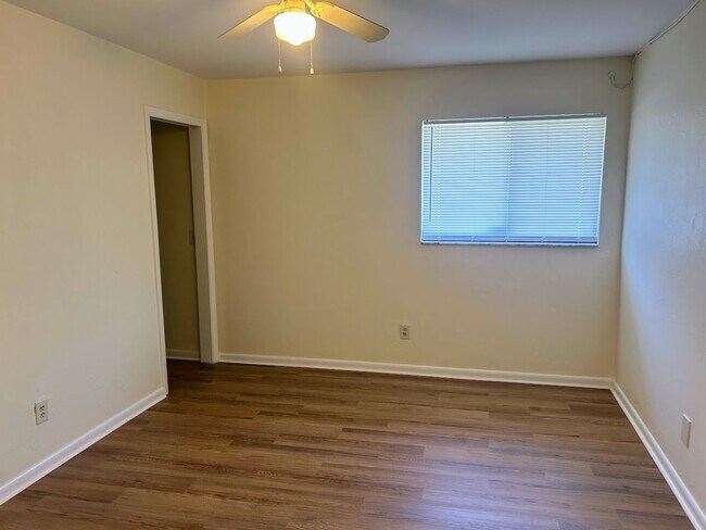 Building Photo - 106-108 SE 4th Pl