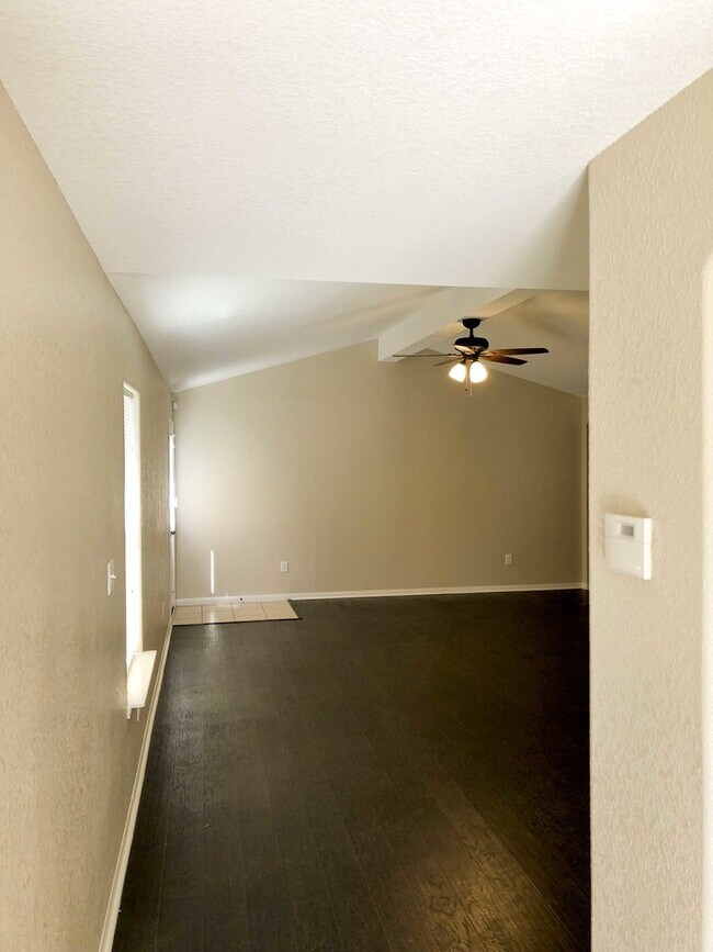 Foto del edificio - "Hard to Find" Roomy 1-story in Luckey Ran...