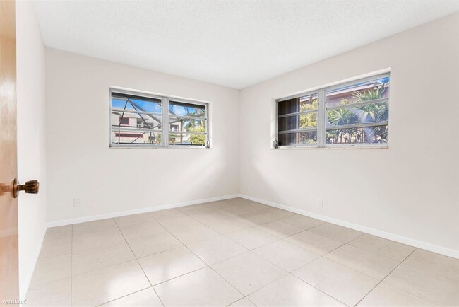 Building Photo - 4 br, 2 bath House - 898 NW 5th Ave