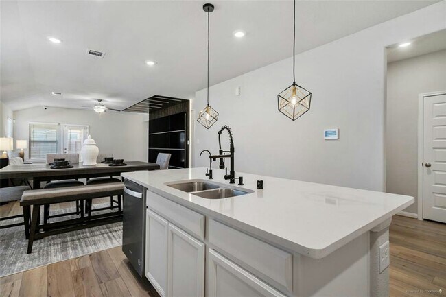 Foto del edificio - 205 Cresta Cv Ct