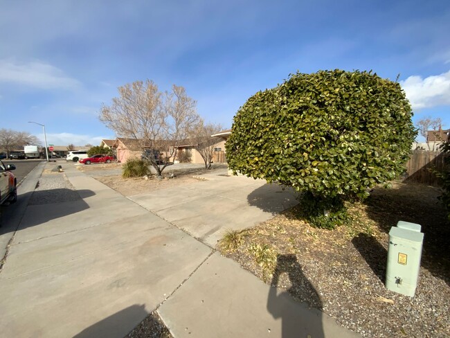 Building Photo - 3 Bedroom Single Story Home Available Near...