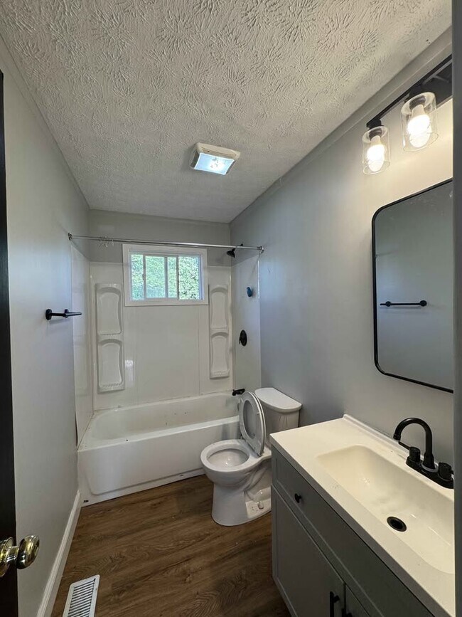 Foto del edificio - 121 S Wittfield St