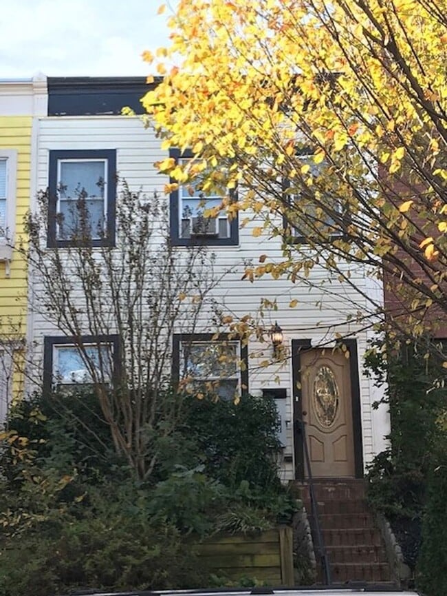 Foto del edificio - 2 Bed 2.5 Bath row house located just a short distance from RFK stadium in NE Washington, DC.