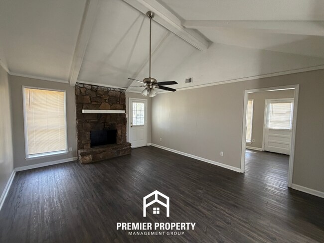 Foto del edificio - 3-Bedroom Single-Family Home for Rent in Memphis, TN - Vaulted Ceilings & Fenced Backyard