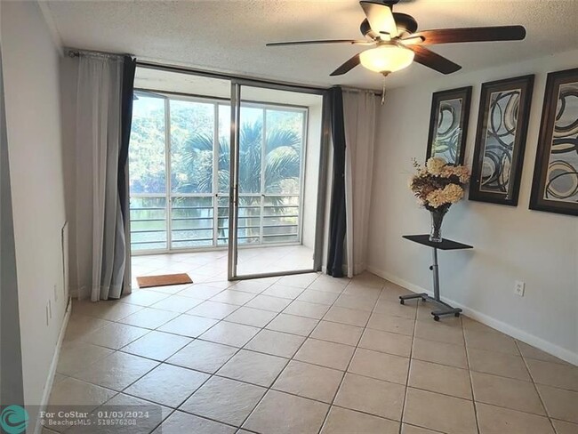 Foto del edificio - 9070 Lime Bay Blvd