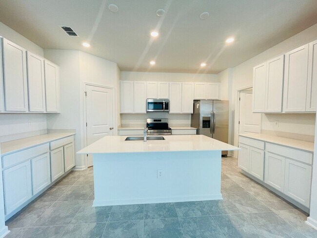 Building Photo - 4/3 in Knights Bridge community! Beautiful...