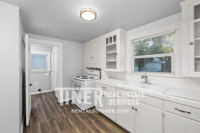 Foto del edificio - Charming Roseville Cottage - Gorgeous Down...