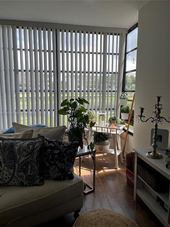 Foto del edificio - 1518 Whitehall Dr