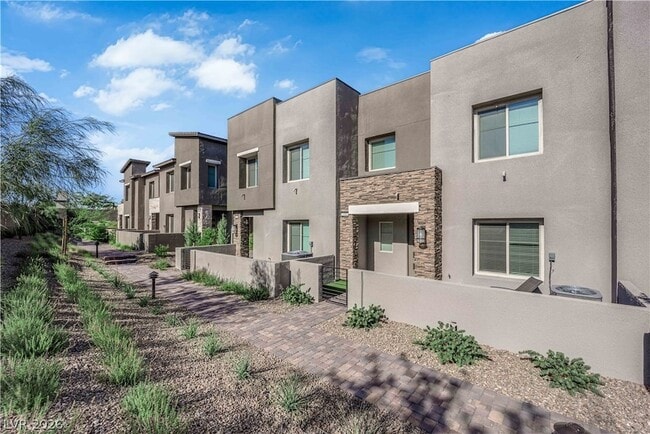 Building Photo - 600 N Carriage Hill Dr