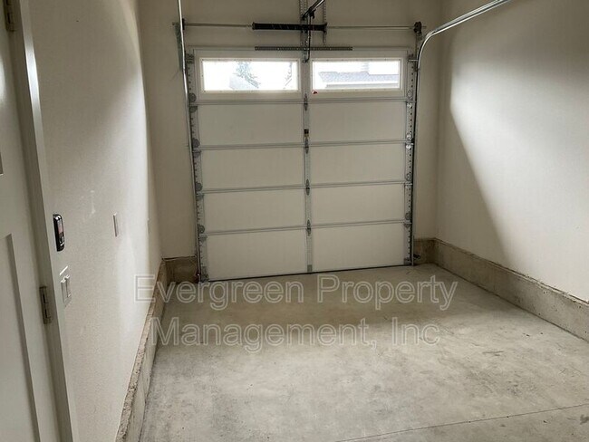 Foto del edificio - 1054 NE Regan Hill Loop