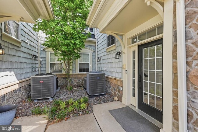 Building Photo - 13940 Greendale Dr
