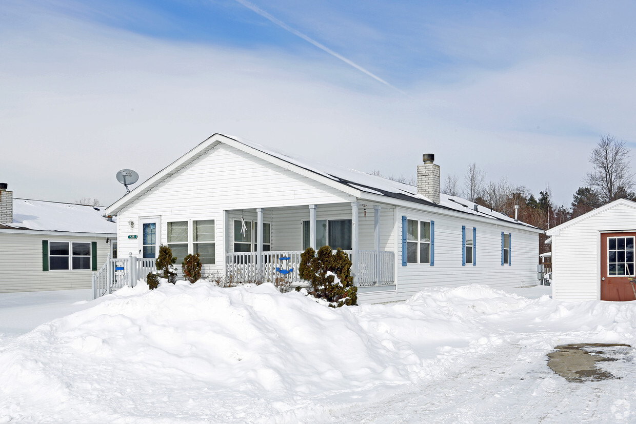 Building Photo - The Lakes MHC