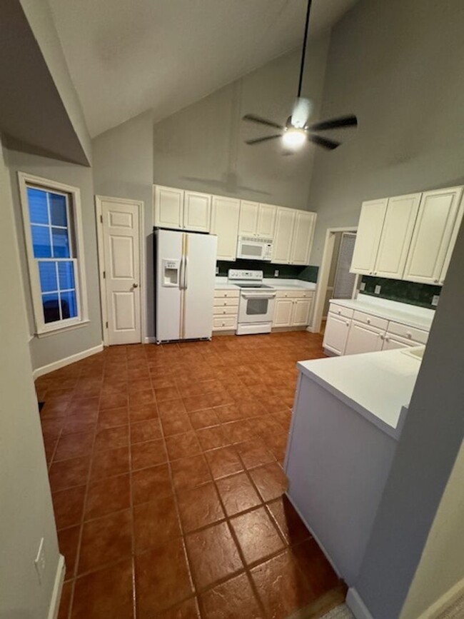 Building Photo - Beautiful 3 Bedroom, 2 Bathroom Home in No...