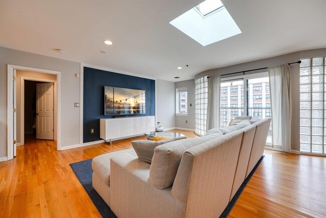 Building Photo - 321 Adams St