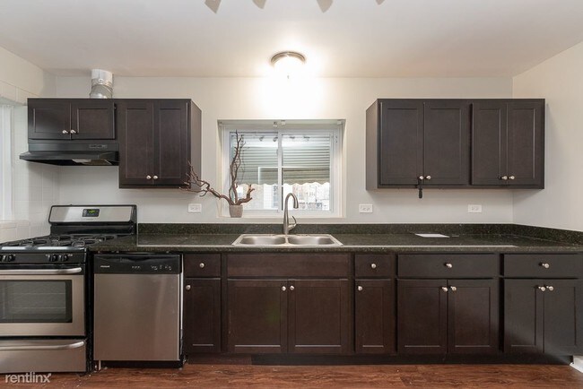 Foto del edificio - 5833 W Irving Park Rd