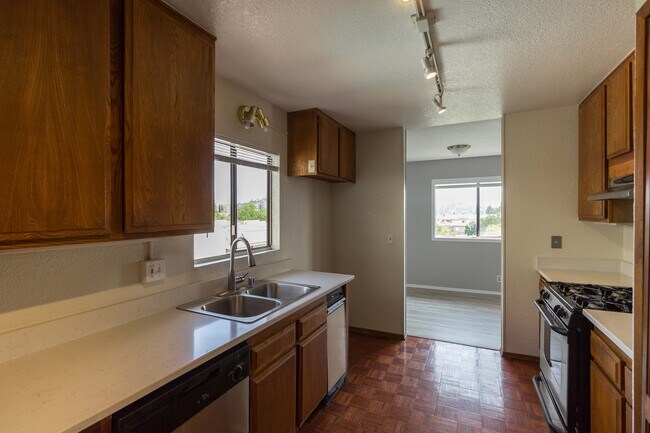 Building Photo - 1304 Stanley Ave