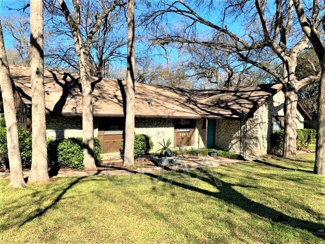 Building Photo - 3000 Lakeside Dr