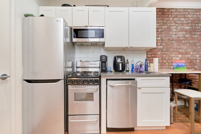 Building Photo - 310 E 83rd St