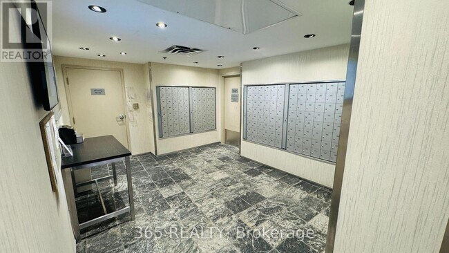 Photo du bâtiment - 650 Queens Quay W