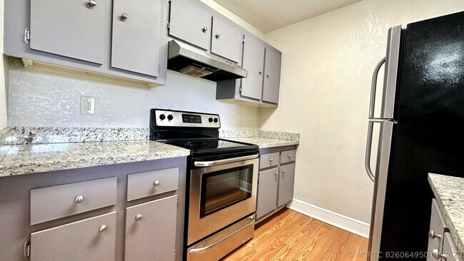 Building Photo - 1632 Meadows Cir