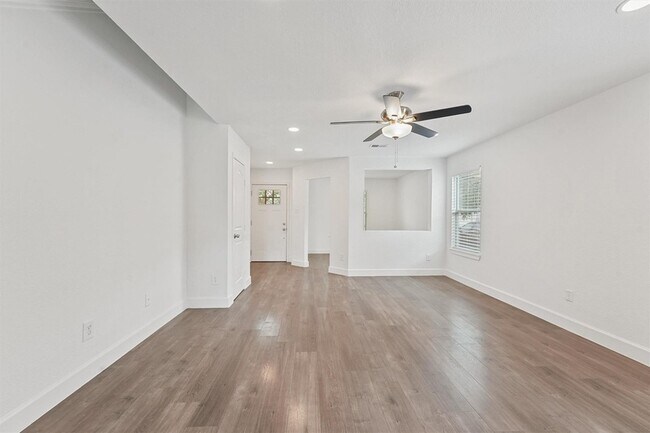 Building Photo - 11210 Log Cabin Ln