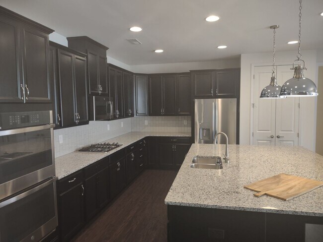 Building Photo - 3BD/3.5BA Ranch-Style Home in Creek Park!