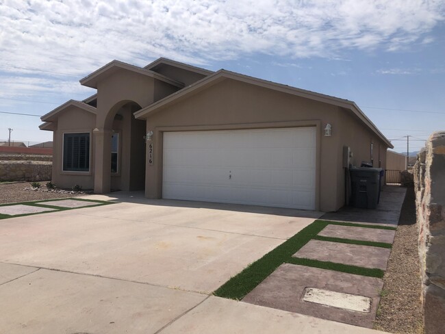 Building Photo - 6216 Lovebird Ln