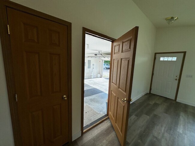Foto del edificio - Clean 3 Bedroom 2 Bath Home In North Alban...