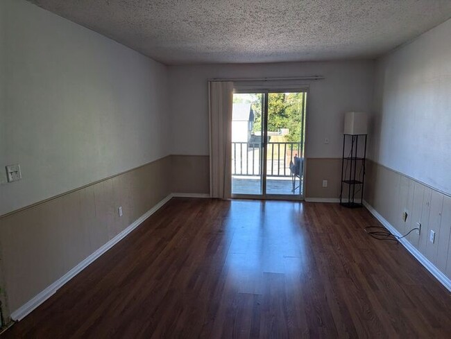 Building Photo - St. Charles Condo, Large Living Room, Priv...